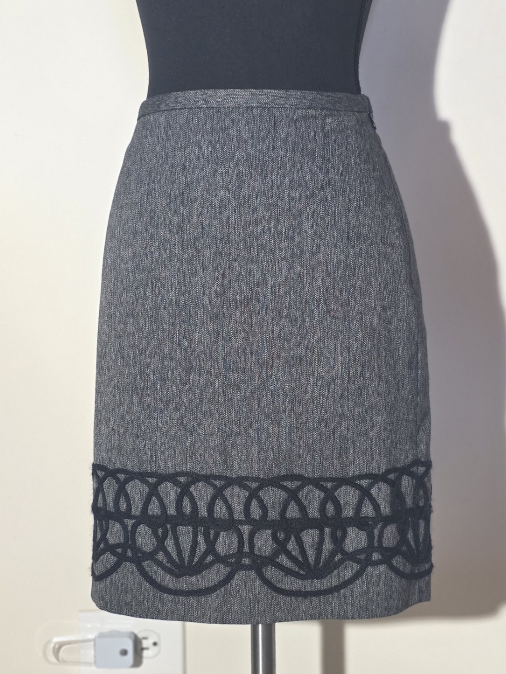 Ann Taylor LOFT - Gray Pencil Skirt with Decorative Hem (Size 2)